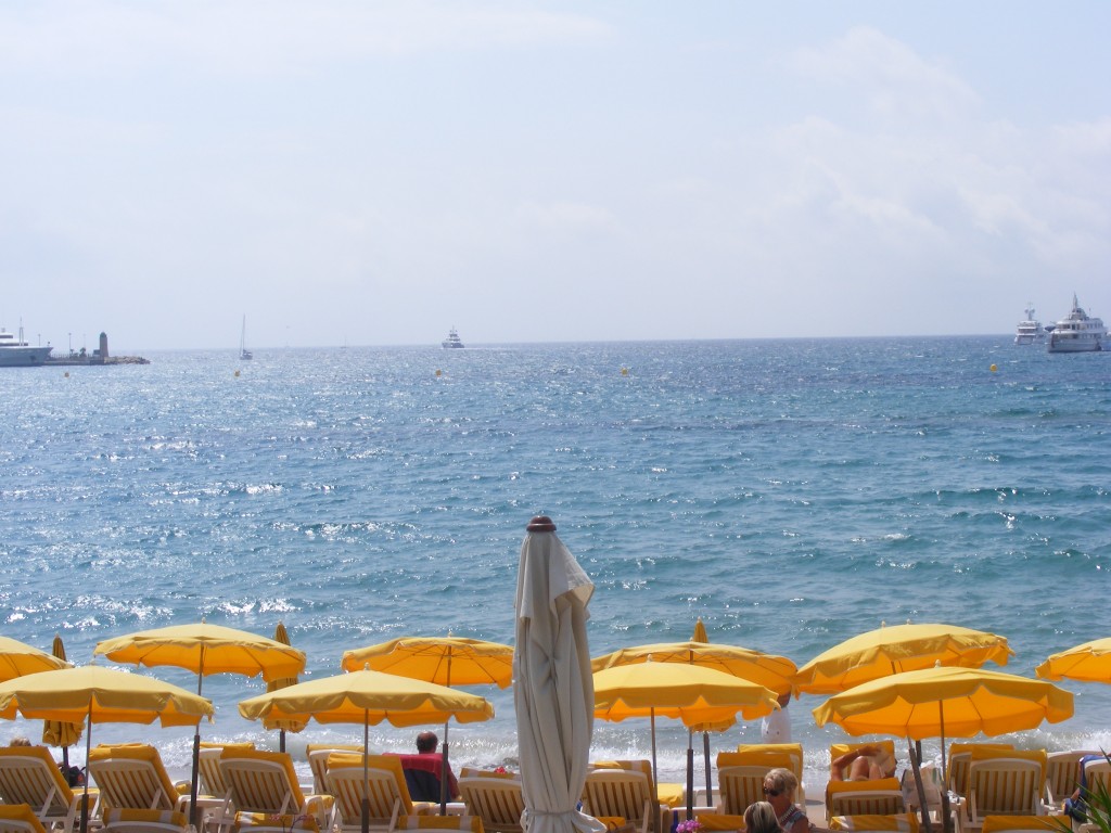 Úton Cannes felé sárga napernyők