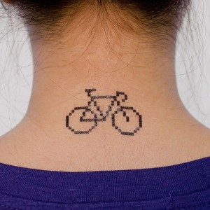 biciklis tetoválás pixeles